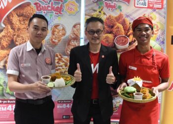 DANIEL Chan (tengah) bersama kakitangannya menunjukkan hidangan Riang Ramadan Raya di Marrybrown Jalan Long Yunus,Kota Bharu semalam. - UTUSAN/ROSLIZA MOHAMED.