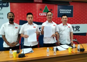 DOMINIC Lau (dua dari kanan) menunjukkan intipati kandungan Mesyuarat Ahli Jawatankuasa Pusat Parti Gerakan Rakyat Malaysia (Gerakan) di Pejabat Gerakan, George Town, Pulau Pinang