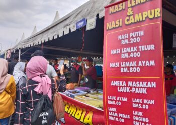 TANDA harga dipamerkan peniaga di BRR Madani Jasin Bestari, Jasin, Melaka. - UTUSAN/MUHAMMAD SHAHIZAM TAZALI