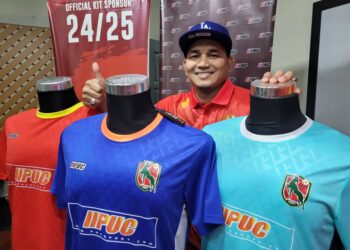 MOHD. Shukry Pauzi menunjukkan kit latihan KDN FC yang akan mula dijual bermula esok di pusat jualan PUC Sport di Kubang Kerian, Kota Bharu, Kelantan.-UTUSAN/MUSTAQIM MOHAMED