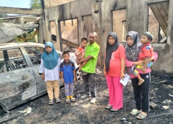 SITI Rohaya Abdullah tinggal sehelai sepinggang apabila rumahnya musnah  dalam kebakaran di Kampung Tok Rusa, Meranti, Pasir Mas, Kelantan-UTUSAN/ROHANA ISMAIL.