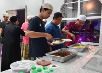 SEBAHAGIAN daripada jemaah yang berbuka puasa secara percuma di Masjid Seberang Takir, Kuala Nerus, semalam. - UTUSAN/TENGKU DANISH BAHRI TENGKU YUSOF