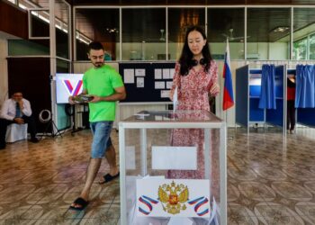 SUASANA pusat mengundi Pilihan Raya Presiden Kelapan bagi rakyat Russia yang berada di Malaysia di Kedutaan Rusia di Kuala Lumpur, hari ini. - UTUSAN/SHIDDIEQIIN ZON