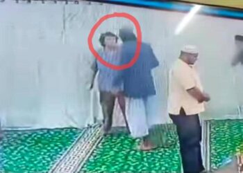 TANGKAP layar yang diambil daripada rakaman CCTV menunjukkan seorang wanita warga emas (dalam bulatan) 'menceroboh' sebuah masjid kerana tidak berpuas hati dengan suara bilal dan imam masjid itu yang dikatakan mengganggu kawasan kejiranannya di Batu Feringghi, Pulau Pinang