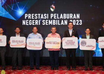 AMINUDDIN Harun (tengah) selepas sidang akhbar berkenaan prestasi pelaburan Negeri Sembilan 2023 di Seremban hari ini.