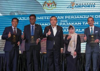 MENTERI Pengangkutan, Anthony Loke dalam Majlis Pemeteraian Perjanjian Operasi dan Perjanjian Pajakan di antara Kerajaan Malaysia dan Malaysia Airports di Hotel Sama-sama, Sepang di sini, semalam. - UTUSAN/FAISOL MUSTAFA