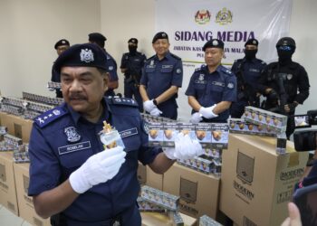 ROSELAN Ramli (depan) menunjukkan sebahagian daripada rokok seludup yang dirampas oleh kastam dalam sidang akhbar di Stor Penguatkuasaan Jermal, Butterworth, Pulau Pinang.-UTUSAN/IQBAL HAMDAN