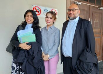 ROZITA Baharom (tengah) bersama peguam-peguamnya selepas mendengar keputusan berkaitan kes saman fitnah yang difailkannya sebelum ini terhadap Muhammad Iddin Syah Mohd. Fuzi di Mahkamah Tinggi George Town, Pulau Pinang