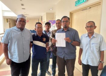 MOHAMAD Redzwan Ramlee (dua kanan) bersama sebahagian kakitangan KAHB yang hadir ke Pejabat JTKSM Kedah di Wisma Persekutuan, Alor Setar.