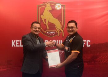 REZAL Zambery Yahya (kanan) dilantik secara rasmi sebagai Penolong Ketua Jurulatih KDN FC setelah menandatangani kontrak di Pejabat Urusan KDN FC di Stadium Sultan Muhammad IV, Kota Bharu, Kelantan semalam.-IHSAN KDN FC