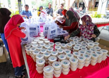 Kakitangan Media Mulia bersama MAIWP dan ahli kariah surau menyediakan bubur lambuk pada program Kongsi Berkat Bubur Lambuk anjuran Media Mulia bersama MAIWP di Surau Jumaat Al-Husna Seri Semarak, Kuala Lumpur - UTUSAN/SADDAM YUSOFF