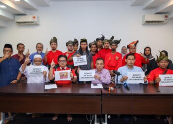 Presiden Ikatan Muslimin Malaysia (ISMA), Aminuddin Yahaya (tengah) bersama wakil NGO pada sidang akhbar Gabungan Nasionalis berkaitan isu stoking kalimah Allah, hari ini.