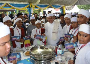 AHMAD Zahid Hamidi (tengah) ketika menyampaikan sumbangan kepada anak-anak tahfiz pada Majlis Santunan Kasih Ramadan di Nibong Tebal, Pulau Pinang.-UTUSAN/IQBAL HAMDAN