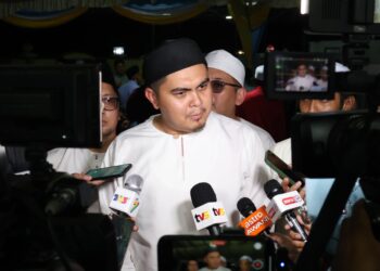 MUHAMMAD Akmal Salleh ketika bercakap kepada pemberita semasa menghadiri Majlis Santuni Kasih Ramadan PERDA di Masjid Jamek Al-Amin Simpang Tiga, Nibong Tebal, Pulau Pinang.-UTUSAN/IQBAL HAMDAN