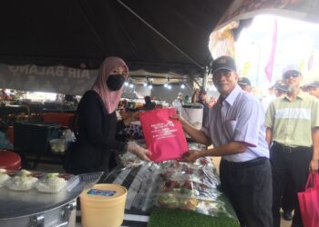 DR. Zaini Hussin (kanan) mengadakan lawatan ke gerai-gerai selepas Pelancaran 'Walkabout' Kempen Keselamatan Makanan di Bazar Ramadan Lembah Sireh,Kota Bharu, Kelantan. UTUSAN/ROSMIZAN RESDI