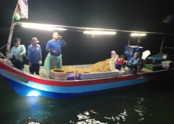 SALAH satu daripada dua bot nelayan tempatan (BNT) yang ditahan oleh Maritim Malaysia Pulau Pinang kerana menangkap ikan menggunakan pukat lohong, tidak jauh dari barat laut perairan Pulau Tikus, George Town, Pulau Pinang