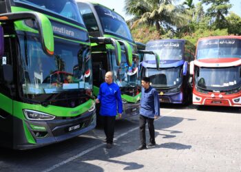 CHE Ibrahim Che Ismail (kiri) bersama pegawainya Mazram Idzham Rizal Mahmood memeriksa keadaan bas milik Konsortium E-Mutiara di ibu pejabat syarikat berkenaan di Kampung Panji, Kota Bharu, Kelantan hari ini.-UTUSAN/KAMARUL BISMI KAMARUZAMAN