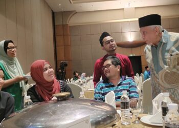 ABDUL Aziz Sheikh Ab. Kadir (kanan) beramah mesra bersama petugas media di Seremban, semalam.-UTUSAN/NOR AINNA HAMZAH.