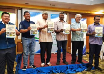 J. ARUL Kumar (tiga dari kanan) bersama Hazahar (tiga dari kiri) dan Mohd. Norlisam pada sidang akhbar Strategi Operasi Hari Raya Aidilfitri SWM Environment di Seremban, semalam.