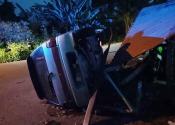 KERETA yang dinaiki suspek terbabas dan terbalik selepas merempuh sebuah rumah di Kampung Kedondong, Pasir Mas, Kelantan semalam-IHSAN POLIS.