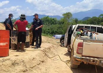 ANGGOTA penguat kuasa Kementerian Perdagangan Dalam Negeri dan Kos Sara Hidup (KPDN) cawangan Gua Musang merampas minyak diesel ketika  Kampung Pulai, Gua Musang, Kelantan semalam.-IHSAN KPDN