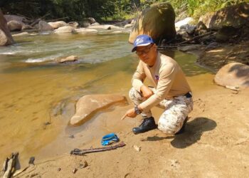 SEORANG petugas Pejabat Perikanan Daerah Jelebu menunjukkan panah ikan tradisional yang ditinggalkan individu yang melarikan diri selepas menyedari kehadiran pihak berwajib yang menjalankan penguatkuasaan di tepi Sungai Limau, Kenaboi, Jelebu, semalam.