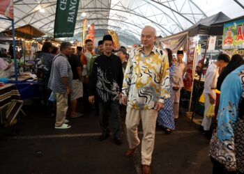 SULTAN Nazrin Muizzuddin Shah mengunjungi Bazar Ramadan di Arena Square Kuala Kangsar hari ini. - UTUSAN/ZULFACHRI ZULKIFLI