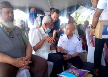 ARMIZAN Mohd. Ali beramah mesra dengan penerima bantuan dalam Program Walkabout Bazar Ramadan Rahmah Peringkat Negeri Sembilan di Garden Homes, Seremban 2,  Seremban hari ini.-UTUSAN/NUR SHARIEZA ISMAIL