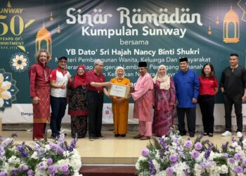 NANCY SHUKRI (lima dari kiri) ketika menghadiri Program Sinar Ramadan Kumpulan Sunway di George Town, Pulau Pinang.-UTUSAN/SITI NUR MAS ERAH AMRAN