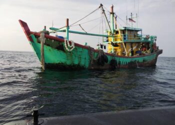 SALAH satu daripada dua buah bot nelayan tempatan (BNT) yang ditahan Maritim Malaysia Pulau Pinang kerana menggajikan kru nelayan warga asing tanpa permit sah.