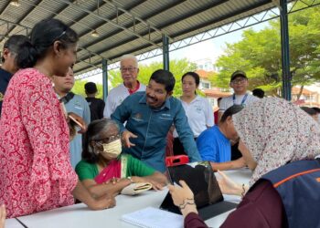 MOHD. Uzir (tengah) beramah mesra bersama penduduk semasa meninjau program PADU Hour Mega di Butterworth, Pulau Pinang.-UTUSAN/SITI NUR MAS ERAH AMRAN