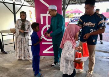 SEBAHAGIAN kanak-kanak yang menerima sumbangan pada majlis berbuka puasa di Masjid Sultan Mansor, Kota Bharu, Kelantan semalam.-UTUSAN/ROSLIZA MOHAMED.