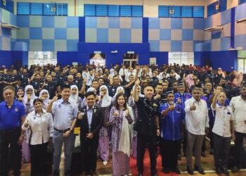 HOO Chang Hook (baris depan, lima dari kanan) bergambar bersama penerima sijil penghargaan serta pegawai dan anggota polis Majlis Sambutan Hari Polis ke-217 Peringkat IPD Jempol hari ini.-UTUSAN/NOR AINNA HAMZAH.