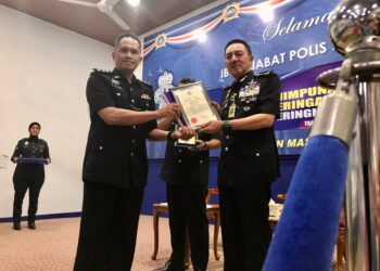 MUHAMAD Zaki Harun (kanan) menyampai sijil integriti kepada Samsuddin Paweddai pada Perhimpunan Sempena Sambutan Peringatan Hari Polis Ke 217 di IPK Kelantan, Kota Bharu, Kelantan hari ini.- UTUSAN/ ROSLIZA MOHAMED