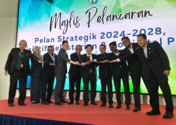CHOW Kon Yeow (tengah) ketika melancarkan Pelan Strategik PDC 2024-2028, Inisiatif Kelestarian dan PDC GoDigital di Perbadanan Pembangunan Pulau Pinang (PDC) di Bayan Lepas, Pulau Pinang.-UTUSAN/SAFINA RAMLI