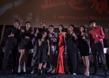 PENGARAH W Wee (lima dari kanan) bersama barisan pelakon Cheongsam Merah Darah.