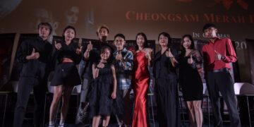 PENGARAH W Wee (lima dari kanan) bersama barisan pelakon Cheongsam Merah Darah.