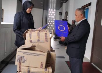 PEGAWAI KDN menunjukkan naskah al-Quran yang berjaya dirampas selepas prosiding di Mahkamah Majistret 
Kota Bharu, Kelantan hari ini-UTUSAN/ROSLAWANI CHE SOH