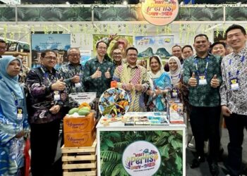 TUANKU Syed Faizuddin Putra Jamalullail dan Tuanku Dr. Hajah Lailatul Shahreen Akashah Khalil bersama sebahagian daripada barisan pempamer di Pavilion Perlis sempena ‘March MATTA Fair 2024’ di MITEC Kuala Lumpur yang berakhir semalam.