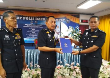 MUHAMMAD Zaki Harun menyerahkan surat pelantikan Mohd. Khairi Shafie (kanan) dilantik sebagai Ketua Polis Daerah Tumpat yang baharu menggantikan Amran Dolah pada majlis serah terima tugas di IPD Tumpat, Kelantan semalam-UTUSAN/ROHANA ISMAIL.