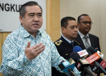 MENTERI Pengankutan, Anthony Loke pada sidang akhbar pengumuman kerangka garis panduan untuk permohonan pelesenan perkhidmatan pemeriksaan berkala di Kementerian Pengankutan, Putrajaya di sini, hari ini.-FAISOL MUSTAFA