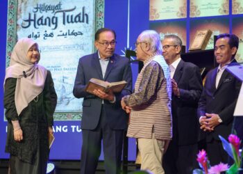 PERDANA Menteri, Datuk Seri Anwar Ibrahim (dua kiri) berbual bersama penulis buku Hikayat Hang Tuah, Muhammad Haji Salleh (tengah) selepas majlis pelancaran pada Majlis Seminar Kebangsaan Penerbitan Buku Berbahasa Melayu di Dewan Bahasa dan Pustaka (DBP) di sini, hari ini. Turut sama, Menteri Pendidikan, Fadhlina Sidek (kiri). GAMBAR: FARIZ RUSADIO