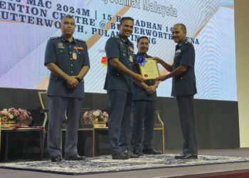 NOR Hisham (dua dari kiri) menyampaikan anugerah kepada anggota sempena Majlis Anugerah Perkhidmatan Cemerlang (APC) dan Penyampaian Sijil Perkhidmatan 30 tahun JBPM Pulau Pinang di Pusat Konvensyen PICCA, Butterworth, Pulau Pinang