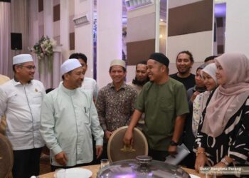 MOHD. Nassuruddin Daud (dua kiri) beramah mesra dengan pengamal media Kelantan pada Majlis Iftar Mahabbah Urusetia Penerangan Kerajaan Negeri UPKN) Kelantan dan Media Bersama Kepimpinan Penghayatan Membangunan Bersama Islam (PMBI) di Kota Bharu, Kelantan semalam-IHSAN UPKN.