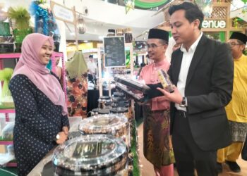 FAHMI Zainol (dua dari kanan) dan Abdul Rashid Bahri (tiga dari kanan) ketika meninjau gerai usahawan yang terlibat dalam program Agrofiesta Aidilfitri di 1st Avenue Mall, George Town, Pulau Pinang.