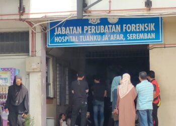 SUASANA Jabatan Perubatan Forensik, HTJ Seremban susulan kejadian kematian seorang kanak-kanak perempuan berusia tiga tahun di Port Dickson, semalam.-UTUSAN/NOR AINNA HAMZAH
