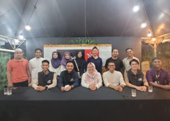 AMIRA Aisya Abd. Aziz (depan, empat dari kanan) bersama kepimpinan MUDA peringkat pusat dan negeri pada sidang akhbar sempena Jelajah Pemangku Presiden MUDA di Kota Bharu, Kelantan semalam. UTUSAN/MUSTAQIM MOHAMED