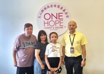 CHUA Sui Hau (kanan) ketika menerima kunjungan Chew Siew Foong (dua,kiri) dan Ting Chai Shi (dua,kanan) di pejabat One Hope Charity and Welfare di Bukit Mertajam, Pulau Pinang