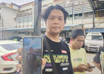 ROSDI Azmir Rosli menunjukkan gambar Allahyarham Muhammad Hannah Khamaruddin yang terbabit nahas di Kilometer 255, Lebuh Raya Utara-Selatan petang semalam ketika ditemui pekarangan Jabatan Perubatan Forensik, HTJS Seremban, hari ini.-UTUSAN/NOR AINNA HAMZAH.