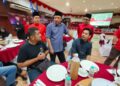 AHMAD Jazlan Yaakub (tengah) beramah mesra dengan pengamal media semasa Majlis Berbuka Puasa Bersama Ketua-ketua Bahagian UMNO Kelantan di Kota Bharu, Kelantan hari ini-UTUSAN/YATIMIN ABDULLAH.